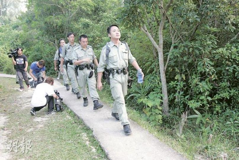 迷路行山漢前日致電報警求助後,沒有說明身分已失蹤,昨日大批救援人員登山搜索,但至深夜仍未有發現。(黃雄攝) 迷路行山漢前日致電報警求助後,沒有說明身分已失蹤,昨日大批救援人員登山搜索,但至深夜仍未有發現。(黃雄攝)