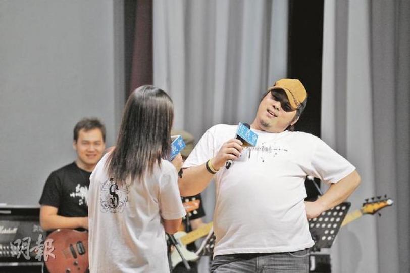 黑社會毒品拆家阿融(右)已戒毒重新做人,近日重遇曾向他購買毒品的26歲女生阿雲(左),二人攜手透過歌聲及分享,幫助其他人脫離毒海。(葉漢華攝) 黑社會毒品拆家阿融(右)已戒毒重新做人,近日重遇曾向他購買毒品的26歲女生阿雲(左),二人攜手透過歌聲及分享,幫助其他人脫離毒海。(葉漢華攝)