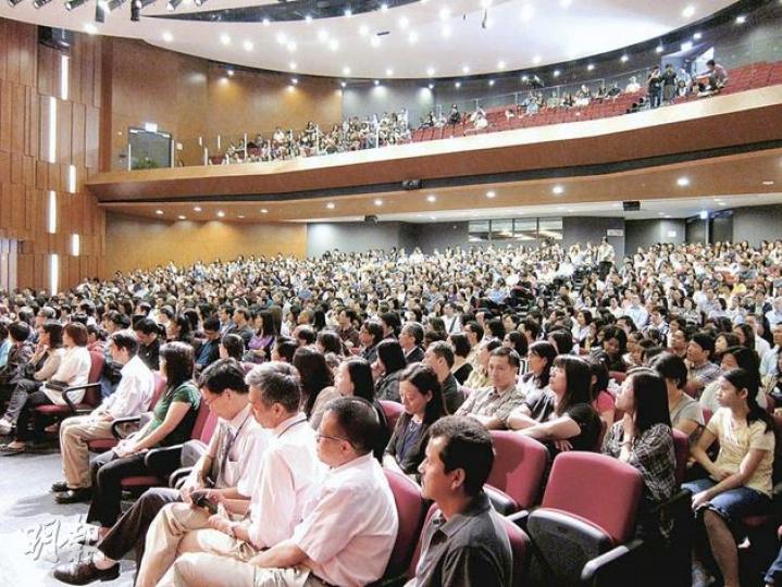 拔萃女書院自拆卸重建後,昨日首度舉行2012年度升中簡介會,吸引近1100家長及學生到場,新校舍內的大演奏廳近乎滿座。(錢瑋琪攝)拔萃女書院校長劉靳麗娟提醒家長,勿把校園當成「鬥獸場」,家長毋須為子女準備各式考試、課程或面試班,避免給子女造成無謂壓力。(錢瑋琪攝)
拔萃女書院自拆卸重建後,昨日首度舉行2012年度升中簡介會,吸引近1100家長及學生到場,新校舍內的大演奏廳近乎滿座。(錢瑋琪攝)拔萃女書院校長劉靳麗娟提醒家長,勿把校園當成「鬥獸場」,家長毋須為子女準備各式考試、課程或面試班,避免給子女造成無謂壓力。(錢瑋琪攝)