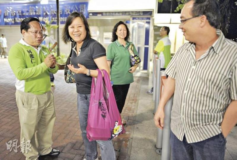 民主黨主席何俊仁(左一)昨日全程「避靜」,盡量避開對手人民力量陳偉業及獨立候選人沈錦添,專心拉票,他昨晚去了屯門碼頭,獲支持者(左二)鼓勵﹕「投咗(票)畀你㗎喇,希望你贏啦!」(何家達攝) 民主黨主席何俊仁(左一)昨日全程「避靜」,盡量避開對手人民力量陳偉業及獨立候選人沈錦添,專心拉票,他昨晚去了屯門碼頭,獲支持者(左二)鼓勵﹕「投咗(票)畀你㗎喇,希望你贏啦!」(何家達攝)