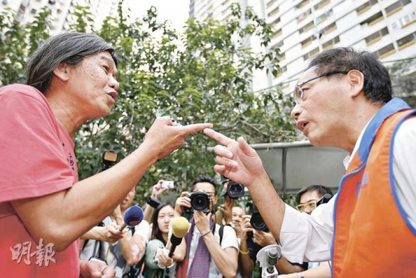 觀龍候選人梁國雄(左)昨午與民建聯葉國謙(右)對質,問葉是否「」了他5張橫額,葉否認,又指自己的橫額過去都被人「」過,他譴責這些行為。(郭慶輝攝) 觀龍候選人梁國雄(左)昨午與民建聯葉國謙(右)對質,問葉是否「」了他5張橫額,葉否認,又指自己的橫額過去都被人「」過,他譴責這些行為。(郭慶輝攝)
