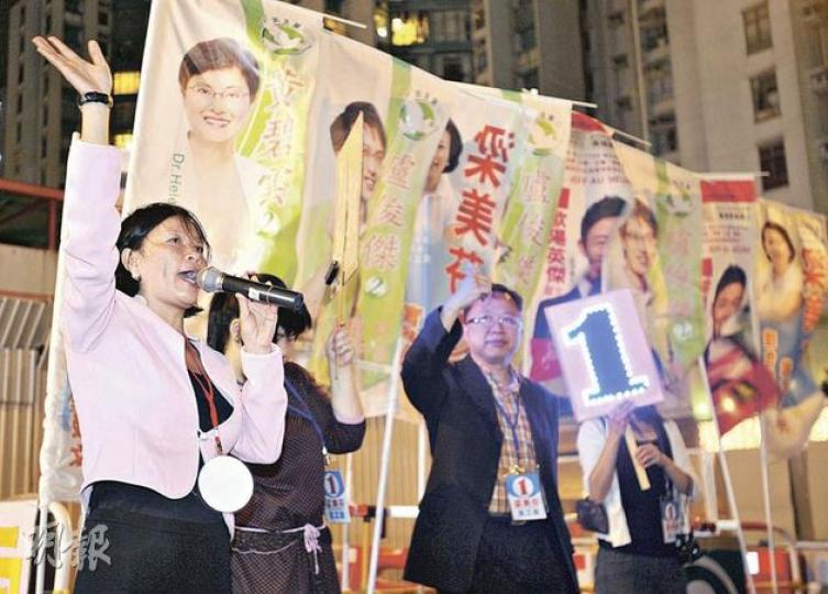 面對民主黨及人民力量夾擊,梁美芬(左一)昨日聲嘶力竭叫咪拉票。(李澤彤攝) 面對民主黨及人民力量夾擊,梁美芬(左一)昨日聲嘶力竭叫咪拉票。(李澤彤攝)