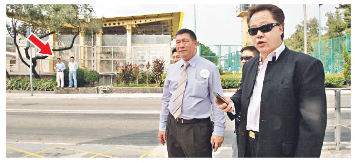鄉事派共派出7人出戰區議會選舉,而上水鄉委會主席侯志強(右一)昨日陪同其支持的鄉郊選區候選人侯福達(右二),到古洞票站外拉票。而侯福達的對手即民建聯侯金林(左一,箭嘴示)則在對面馬路拉票。(鄧宗弘攝) 鄉事派共派出7人出戰區議會選舉,而上水鄉委會主席侯志強(右一)昨日陪同其支持的鄉郊選區候選人侯福達(右二),到古洞票站外拉票。而侯福達的對手即民建聯侯金林(左一,箭嘴示)則在對面馬路拉票。(鄧宗弘攝)