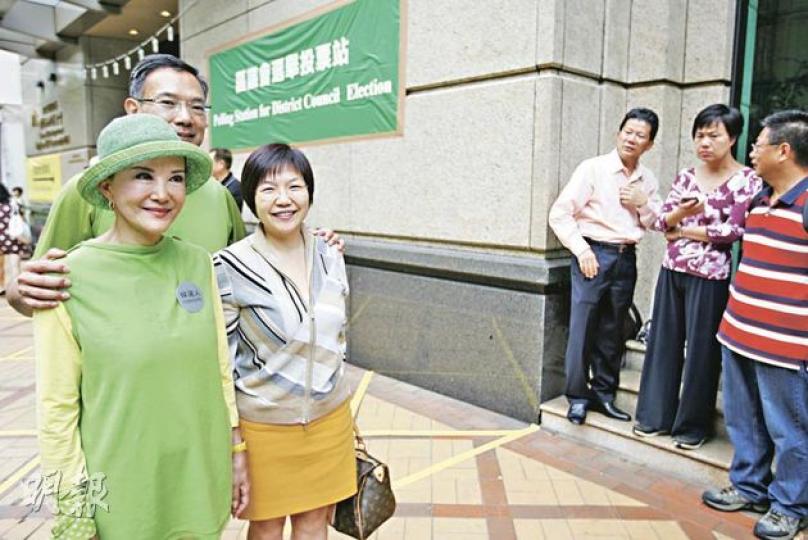以踢走社民連麥國風（右三）為參選政綱的灣仔樂活候選人白韻琹（左一），昨日獲男友、立法會議員謝偉俊（左二）站台，玄學家麥玲玲（左三）也來撐場。（郭慶輝攝）