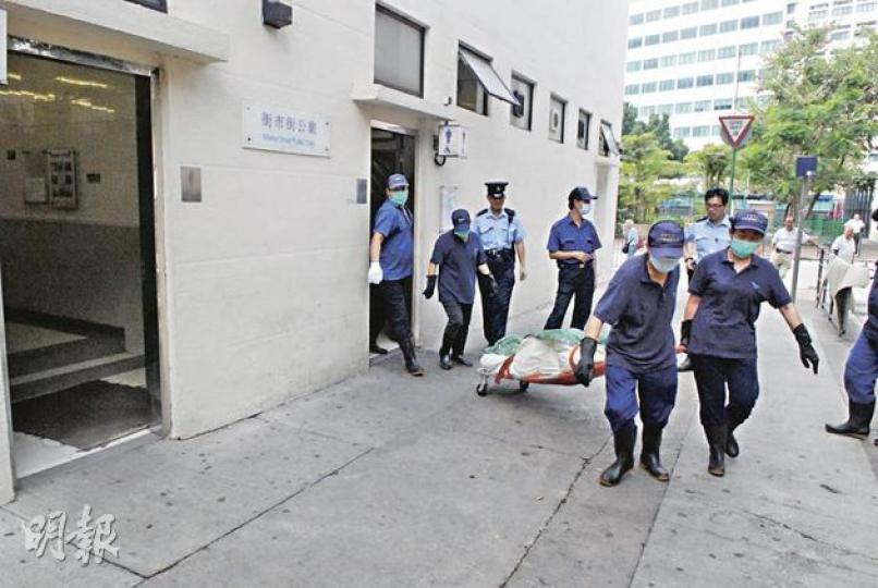 隱君子倒斃油麻地街市街公廁,詎料惹來如廁男欲偷財物「發死人財」,屍體其後由仵工舁往殮房。(雲錦鋒攝) 隱君子倒斃油麻地街市街公廁,詎料惹來如廁男欲偷財物「發死人財」,屍體其後由仵工舁往殮房。(雲錦鋒攝)