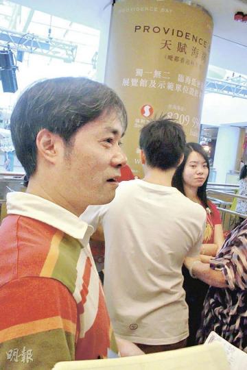 張先生認為香港樓價「唔會點跌」,又指天賦海灣開價合理,未決定購買單位作自住還是投資。(鄒凱婷攝)現居於帝琴灣的尹先生認為,天賦海灣開價合理,位置亦方便北上內地,他指最近亦有參觀其他新盤,擬購單位自住,因此不擔心樓價下跌。(鄒凱婷攝)新地旗下將軍澳天晉昨加推8伙應市,新地代理執行董事雷霆表示,早前以逾萬元推出特色戶,銷情也不俗,認為定價合理。(葉漢華攝) 張先生認為香港樓價「唔會點跌」,又指天賦海灣開價合理,未決定購買單位作自住還是投資。(鄒凱婷攝)現居於帝琴灣的尹先生認為,天賦海灣開價合理,位置亦方便北上內地,他指最近亦有參觀其他新盤,擬購單位自住,因此不擔心樓價下跌。(鄒凱婷攝)新地旗下將軍澳天晉昨加推8伙應市,新地代理執行董事雷霆表示,早前以逾萬元推出特色戶,銷情也不俗,認為定價合理。(葉漢華攝)