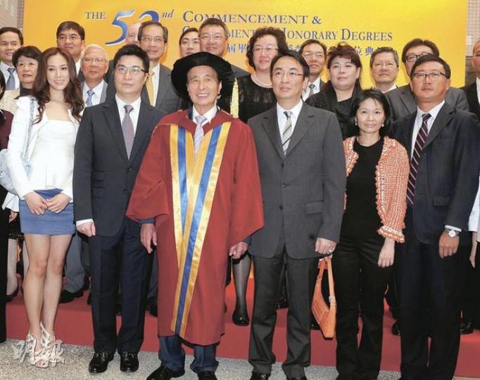 李兆基(前排左三)昨天獲浸會大學頒授榮譽工商管理博士,一家人齊出動慶賀。前排左起為媳婦徐子淇、次子李家誠、李兆基、長子李家傑、女兒李佩玲、女婿鄭啟文。(劉焌陶攝) 李兆基(前排左三)昨天獲浸會大學頒授榮譽工商管理博士,一家人齊出動慶賀。前排左起為媳婦徐子淇、次子李家誠、李兆基、長子李家傑、女兒李佩玲、女婿鄭啟文。(劉焌陶攝)