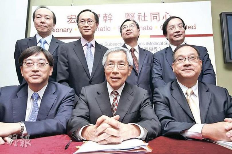 7名來自公私立界別的醫生宣布聯線參選選舉委員會。前排左起﹕骨科專科醫生高永文、骨科專科醫生方津生、廣華醫院外科部門主管葉維晉醫生;後排左起﹕骨科專科醫生潘德鄰、瑪嘉烈醫院內科及老人科顧問醫生羅振邦、瑪嘉烈醫院兒童及青少年醫學系名譽顧問醫生周鎮邦及外科專科醫生朱建華。(李紹昌攝) 7名來自公私立界別的醫生宣布聯線參選選舉委員會。前排左起﹕骨科專科醫生高永文、骨科專科醫生方津生、廣華醫院外科部門主管葉維晉醫生;後排左起﹕骨科專科醫生潘德鄰、瑪嘉烈醫院內科及老人科顧問醫生羅振邦、瑪嘉烈醫院兒童及青少年醫學系名譽顧問醫生周鎮邦及外科專科醫生朱建華。(李紹昌攝)