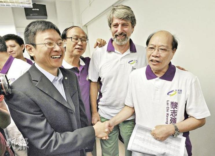 公民黨今屆當選人中如東區翡翠黎志強(右起)、南區薄扶林司馬文等,得票均較上屆有進帳,獲黨主席陳家洛(左)公開表揚,黎志強更一度感觸落淚。(余俊亮攝)民協立法會議員馮檢基慶幸能保住深水埗麗閣區選議席,豎起拇指表示滿意。(李澤彤攝) 公民黨今屆當選人中如東區翡翠黎志強(右起)、南區薄扶林司馬文等,得票均較上屆有進帳,獲黨主席陳家洛(左)公開表揚,黎志強更一度感觸落淚。(余俊亮攝)民協立法會議員馮檢基慶幸能保住深水埗麗閣區選議席,豎起拇指表示滿意。(李澤彤攝)