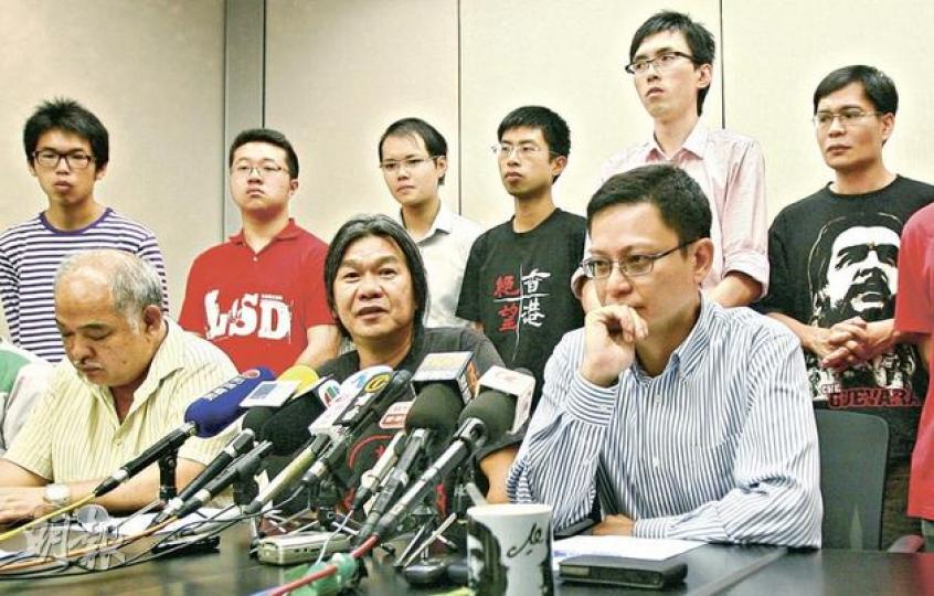 社民連在區議會選舉全軍盡墨,4名現任區議員均敗北,包括「阿牛」曾健成(前排左),同未能保住議席的陶君行(前排右)承認選舉策略失敗,即日辭去黨主席一職,該黨外務副主席鄧徐中(後排右一)將暫代主席職務。前排中為跨區參選敗陣的梁國雄。(林振東攝)(明報製圖) 社民連在區議會選舉全軍盡墨,4名現任區議員均敗北,包括「阿牛」曾健成(前排左),同未能保住議席的陶君行(前排右)承認選舉策略失敗,即日辭去黨主席一職,該黨外務副主席鄧徐中(後排右一)將暫代主席職務。前排中為跨區參選敗陣的梁國雄。(林振東攝)(明報製圖)