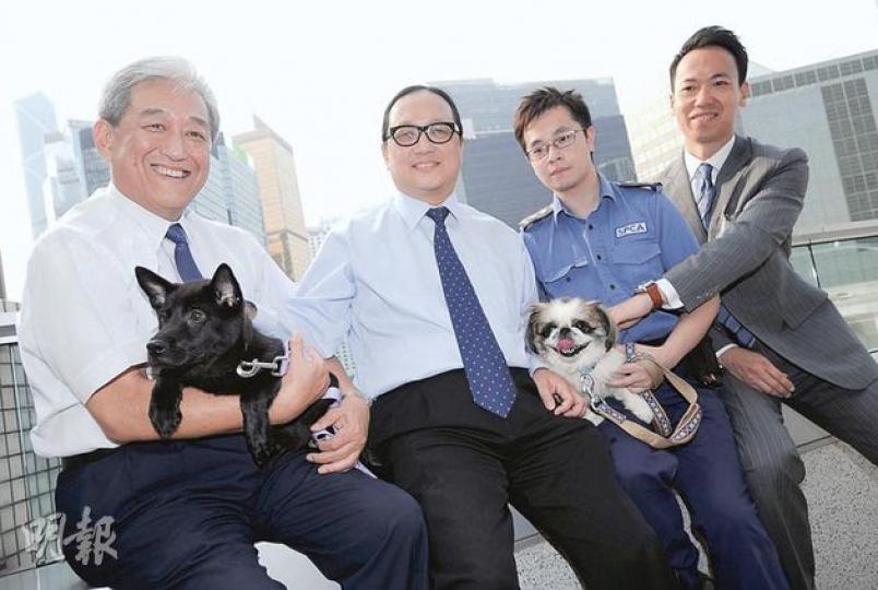 政府為加強打擊虐待動物個案及加快救護受傷動物,上月推出跨部門「動物守護計劃」,圖為參加計劃的政府部門或機構代表,包括警務處江敏強警司(右一),漁護署高級獸醫師瞿文豪(左二)和愛護動物協會檢核部總監何子棠(左一)。(何家達攝) 政府為加強打擊虐待動物個案及加快救護受傷動物,上月推出跨部門「動物守護計劃」,圖為參加計劃的政府部門或機構代表,包括警務處江敏強警司(右一),漁護署高級獸醫師瞿文豪(左二)和愛護動物協會檢核部總監何子棠(左一)。(何家達攝)