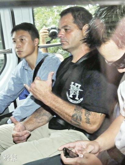 闖進美國領事館的洋漢身形魁梧,粗壯手臂露出狀似「米字旗」的紋身。(林錫禮攝)城巴遭洋漢徒手重擊,擋風玻璃出現大片龜裂。(林錫禮攝)一輛7人車亦遭殃,右倒後鏡損毁。(林錫禮攝)領事館的對講機疑遭洋漢一拳擊毁。(林錫禮攝) 闖進美國領事館的洋漢身形魁梧,粗壯手臂露出狀似「米字旗」的紋身。(林錫禮攝)城巴遭洋漢徒手重擊,擋風玻璃出現大片龜裂。(林錫禮攝)一輛7人車亦遭殃,右倒後鏡損毁。(林錫禮攝)領事館的對講機疑遭洋漢一拳擊毁。(林錫禮攝)