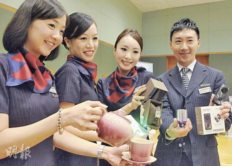 機上銷售服務需求日增,港龍航空特別培訓400名艙務長銷售技巧,專門在航班上銷售商品,其中艙務長陳穎芝(左一)及霍美玲(右二),更在今年首9個月錄得48萬及57萬元銷售額。(劉焌陶攝) 機上銷售服務需求日增,港龍航空特別培訓400名艙務長銷售技巧,專門在航班上銷售商品,其中艙務長陳穎芝(左一)及霍美玲(右二),更在今年首9個月錄得48萬及57萬元銷售額。(劉焌陶攝)
