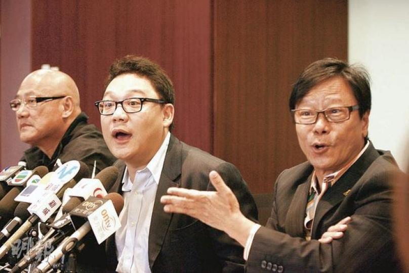對於公民黨跟人民力量劃清界線,黃毓民(右)表示無可奈何,又形容對方是「打落水狗」,認為人民力量已被邊緣化。圖為黃毓民出席人民力量區議會選舉記者會,旁為人民力量主席劉嘉鴻(中)和立法會議員陳偉業(左)。(郭慶輝攝)(明報製圖) 對於公民黨跟人民力量劃清界線,黃毓民(右)表示無可奈何,又形容對方是「打落水狗」,認為人民力量已被邊緣化。圖為黃毓民出席人民力量區議會選舉記者會,旁為人民力量主席劉嘉鴻(中)和立法會議員陳偉業(左)。(郭慶輝攝)(明報製圖)