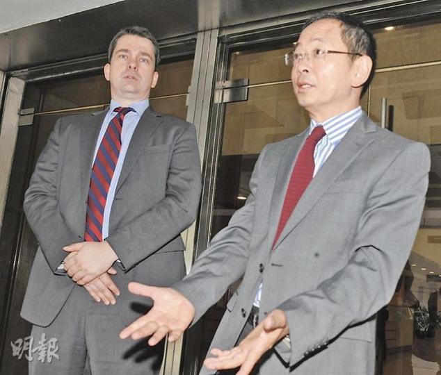 城大教職員Hans Richard Mahncke（左）昨無律師代表，在庭上質疑城大管理層未獲校董正式授權委任舍監；謝永齡（右）則透過律師指校方濫用權力。（劉焌陶攝）