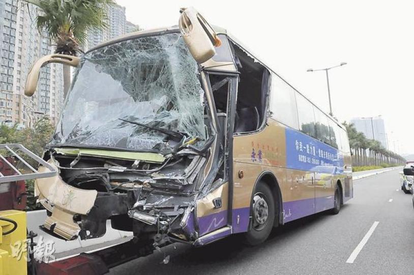 被告陳水華駕駛的旅巴,從後撞向前車,事後車頭嚴重損毀。(林錫禮攝)映灣園邨巴司機陳水華從後撞向前巴,引致36歲婦胸部傷重不治,被控危駕致死受審。(林景輝攝) 被告陳水華駕駛的旅巴,從後撞向前車,事後車頭嚴重損毀。(林錫禮攝)映灣園邨巴司機陳水華從後撞向前巴,引致36歲婦胸部傷重不治,被控危駕致死受審。(林景輝攝)