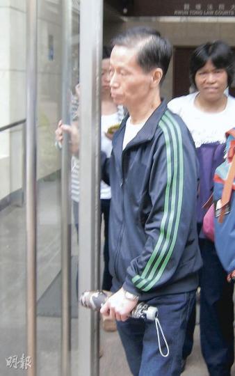 被告昨穿運動服應訊,沒有一絲女性氣息,當日商場保安員很快發現穿女裝入女廁的被告是男性。(林綺琪攝) 被告昨穿運動服應訊,沒有一絲女性氣息,當日商場保安員很快發現穿女裝入女廁的被告是男性。(林綺琪攝)