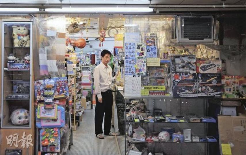 文具店東主林俊明在彩虹邨經營文具店12年,表示因為恐怕再遇海關檢控,隨時要面對巨額財政負擔,打算於明年2月後提早結業關店。(何家達攝)林俊明昨在高等法院上訴,請求減輕罰款被駁回。他向記者展示涉案象棋棋盤,圖中所見,膠膜薄如蟬翼,呈半透明,被海關指控厚度不足0.038毫米,不符安全標準。(林振東攝)林俊明表示,被指控有問題的棋類已沒有再賣,圖為早前剩下的貨品。(何家達攝) 文具店東主林俊明在彩虹邨經營文具店12年,表示因為恐怕再遇海關檢控,隨時要面對巨額財政負擔,打算於明年2月後提早結業關店。(何家達攝)林俊明昨在高等法院上訴,請求減輕罰款被駁回。他向記者展示涉案象棋棋盤,圖中所見,膠膜薄如蟬翼,呈半透明,被海關指控厚度不足0.038毫米,不符安全標準。(林振東攝)林俊明表示,被指控有問題的棋類已沒有再賣,圖為早前剩下的貨品。(何家達攝)