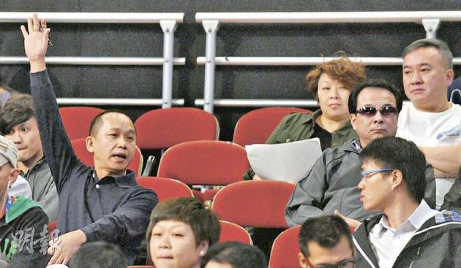 劉先生(左方舉手者)以51萬元歷史高價投得維園檔王快餐攤位A,他表示成交價偏高,屬意料之外。(劉焌陶攝) 劉先生(左方舉手者)以51萬元歷史高價投得維園檔王快餐攤位A,他表示成交價偏高,屬意料之外。(劉焌陶攝)