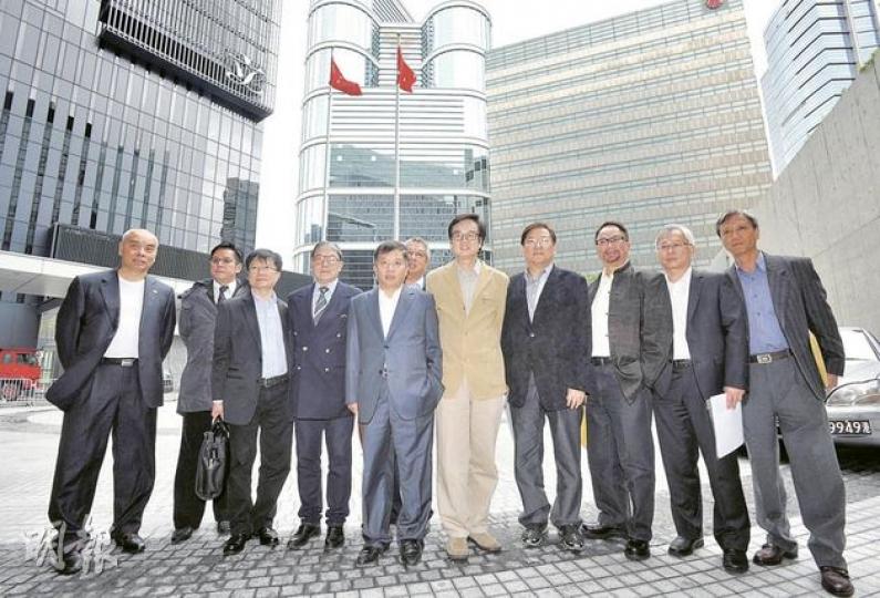 演藝界15人參選選委,計劃在特首選舉中綑綁提名及投票,左起為洪祖星、譚詠麟、馮添枝、霍震霆(非參選者)、李國興、陳榮美、黃百鳴、吳思遠、徐小明、唐慶枝及張康達。(李澤彤攝)唐英年好友林建岳(右)組15人名單參加演藝界選委,他強調今次不是代表自己,而是代表演藝界。(李澤彤攝)公民黨主席陳家洛(右三)、創黨主席關信基(左二)和新民主同盟召集人陳竟明(右二)等24名泛民成員組成的「高教界民主行動」,參選高等教育界選委,提出「以特權、廢特權」口號。(劉焌陶攝) 演藝界15人參選選委,計劃在特首選舉中綑綁提名及投票,左起為洪祖星、譚詠麟、馮添枝、霍震霆(非參選者)、李國興、陳榮美、黃百鳴、吳思遠、徐小明、唐慶枝及張康達。(李澤彤攝)唐英年好友林建岳(右)組15人名單參加演藝界選委,他強調今次不是代表自己,而是代表演藝界。(李澤彤攝)公民黨主席陳家洛(右三)、創黨主席關信基(左二)和新民主同盟召集人陳竟明(右二)等24名泛民成員組成的「高教界民主行動」,參選高等教育界選委,提出「以特權、廢特權」口號。(劉焌陶攝)