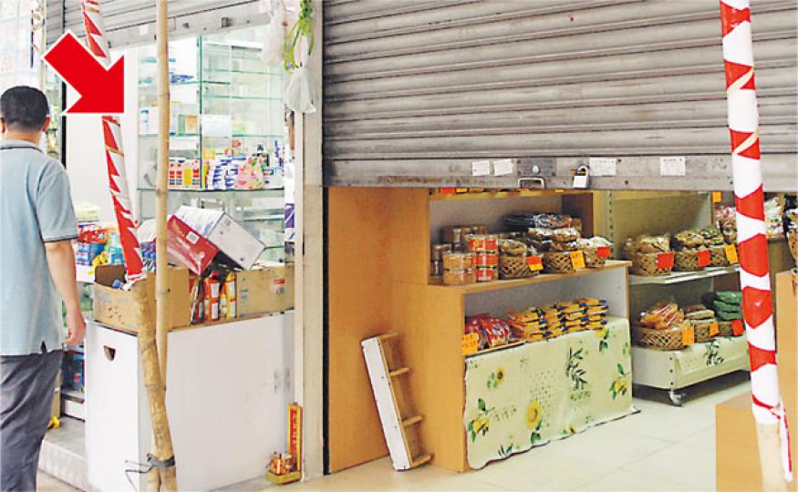 穿牆竊匪先進入右邊糖果店,再走到店內閣樓,鑿出一個兩方呎牆洞,探身到左邊藥房,盜走貴重海味及藥品,令藥房貨架空空如也(箭嘴示)。(梁琬珊攝) 穿牆竊匪先進入右邊糖果店,再走到店內閣樓,鑿出一個兩方呎牆洞,探身到左邊藥房,盜走貴重海味及藥品,令藥房貨架空空如也(箭嘴示)。(梁琬珊攝)