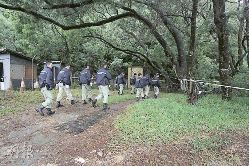 沙田大埔道女保安人員前晚被非禮搶劫,警方派出大批人員到附近山坡搜查。(梁琬珊攝)警員在大埔公路行劫非禮案現場調查,將懷疑是劫匪遺下的物品,送署檢驗。(梁琬珊攝) 沙田大埔道女保安人員前晚被非禮搶劫,警方派出大批人員到附近山坡搜查。(梁琬珊攝)警員在大埔公路行劫非禮案現場調查,將懷疑是劫匪遺下的物品,送署檢驗。(梁琬珊攝)
