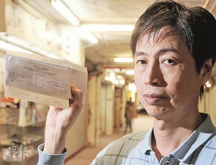 彩虹邨「心意店文具」老闆林俊明手持法庭第一期罰款單。(劉焌陶攝) 彩虹邨「心意店文具」老闆林俊明手持法庭第一期罰款單。(劉焌陶攝)