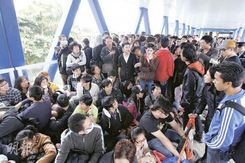 蘋果店在iPhone 4S開售前數天已有逾千人聚集,場面一度混亂,蘋果公司昨調動保安安排,在通往國金廣場的天橋上逐步以鐵馬分隔排隊買機的市民,並把市民分成40多個區域,每個區域約25人,進出都須拍照登記。(李紹昌攝)蘋果店昨日下午已截龍,約1200人可繼續排隊,今天購買首批iPhone 4S,但當中不少屬「排隊黨」,遲來一步的蘋果迷不滿人龍被炒家霸佔,用iPad高舉起「杜絕黃牛 一人一台」的標語,要求公平對待。(余俊亮攝)蘋果聘用的保安人員為防有人借去廁所為名插隊打尖,會用數碼相機拍下每名往如廁 蘋果店在iPhone 4S開售前數天已有逾千人聚集,場面一度混亂,蘋果公司昨調動保安安排,在通往國金廣場的天橋上逐步以鐵馬分隔排隊買機的市民,並把市民分成40多個區域,每個區域約25人,進出都須拍照登記。(李紹昌攝)蘋果店昨日下午已截龍,約1200人可繼續排隊,今天購買首批iPhone 4S,但當中不少屬「排隊黨」,遲來一步的蘋果迷不滿人龍被炒家霸佔,用iPad高舉起「杜絕黃牛 一人一台」的標語,要求公平對待。(余俊亮攝)蘋果聘用的保安人員為防有人借去廁所為名插隊打尖,會用數碼相機拍下每名往如廁