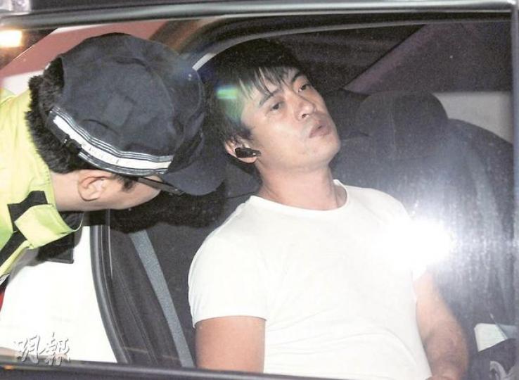 撞斃途人的男司機,登上警車後心情仍未平復,接受警員查詢時一度神情呆滯。(蔡方山攝)離奇闖入公路的58歲男子,被撞至頭部爆裂及多處骨折,當場身亡。肇事私家車則擋風玻璃爆裂。(蔡方山攝) 撞斃途人的男司機,登上警車後心情仍未平復,接受警員查詢時一度神情呆滯。(蔡方山攝)離奇闖入公路的58歲男子,被撞至頭部爆裂及多處骨折,當場身亡。肇事私家車則擋風玻璃爆裂。(蔡方山攝)