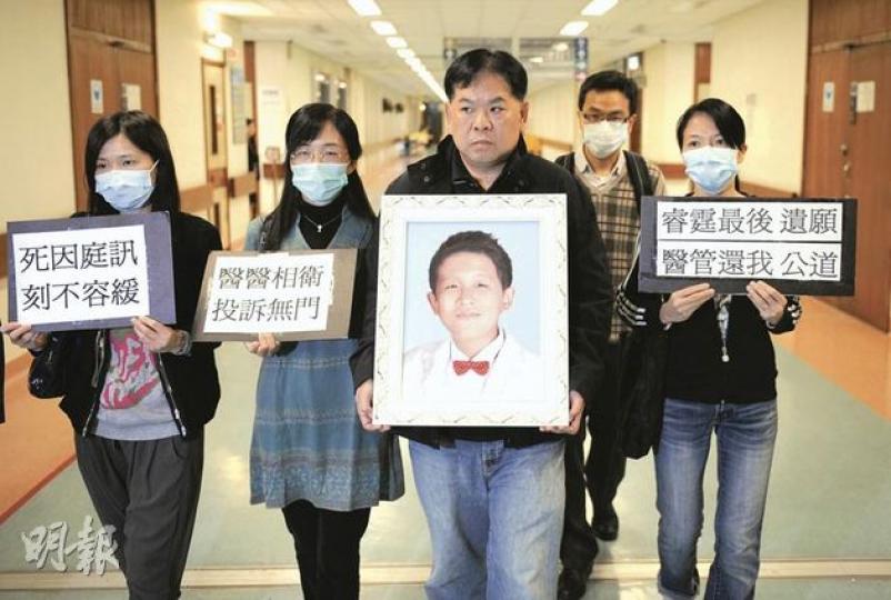 死者張睿霆父親張志強(中)、母親鄭妙華(左二)及其他親屬,昨日分別手持張睿霆遺照及標語,抗議屯門醫院的海外專家調查報告沒交代事件責任誰屬。(何家達攝) 死者張睿霆父親張志強(中)、母親鄭妙華(左二)及其他親屬,昨日分別手持張睿霆遺照及標語,抗議屯門醫院的海外專家調查報告沒交代事件責任誰屬。(何家達攝)