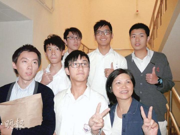 5名香港鄧鏡波書院學生聯同教師(前左)和家長教師會代表(前右)一同出席競投活動,最終以2.5萬元投得年宵攤位。(鄭穎瑩攝) 5名香港鄧鏡波書院學生聯同教師(前左)和家長教師會代表(前右)一同出席競投活動,最終以2.5萬元投得年宵攤位。(鄭穎瑩攝)