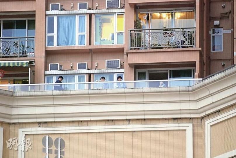 14歲女童從高處跌到大廈6樓平台私人地方,警員到場調查,證實女童已當場身亡。(雲錦鋒攝) 14歲女童從高處跌到大廈6樓平台私人地方,警員到場調查,證實女童已當場身亡。(雲錦鋒攝)
