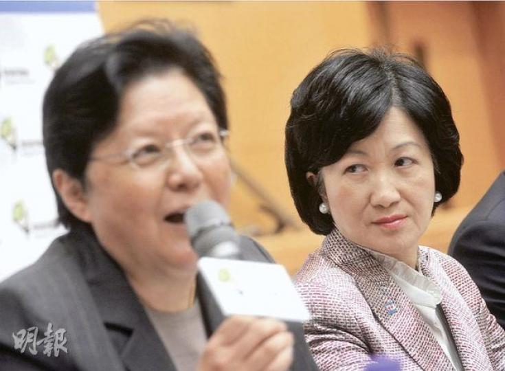 考慮參選特首的全國人大常委范徐麗泰(左),昨與新民黨主席葉劉淑儀(右)在教評會論壇上首度「交手」,范太認為應停止「縮班殺校」,葉太就提出簡化校本評核等建議。(李澤彤攝) 考慮參選特首的全國人大常委范徐麗泰(左),昨與新民黨主席葉劉淑儀(右)在教評會論壇上首度「交手」,范太認為應停止「縮班殺校」,葉太就提出簡化校本評核等建議。(李澤彤攝)