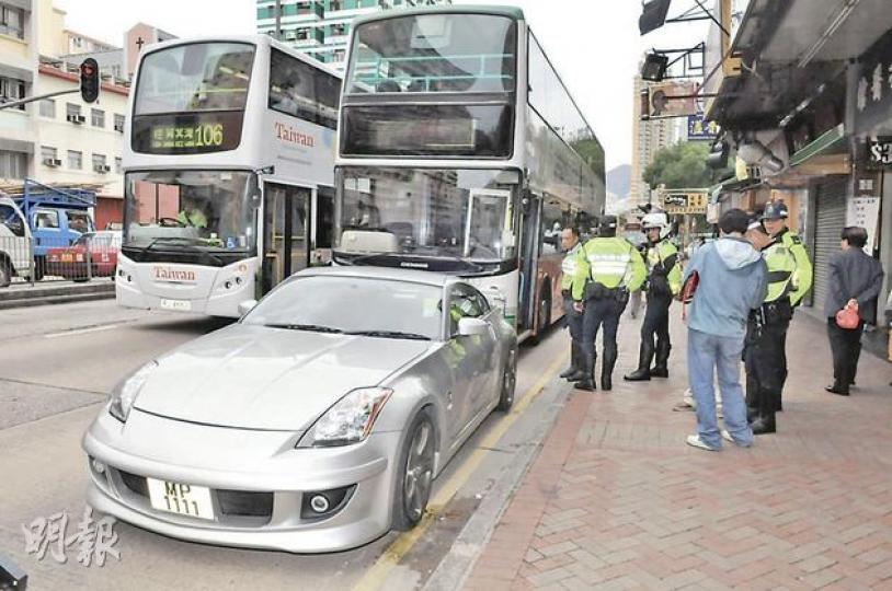 跑車與新巴輕微碰撞,揭發司機購車後未及換上新牌即在路上行駛。(林錫禮攝) 跑車與新巴輕微碰撞,揭發司機購車後未及換上新牌即在路上行駛。(林錫禮攝)