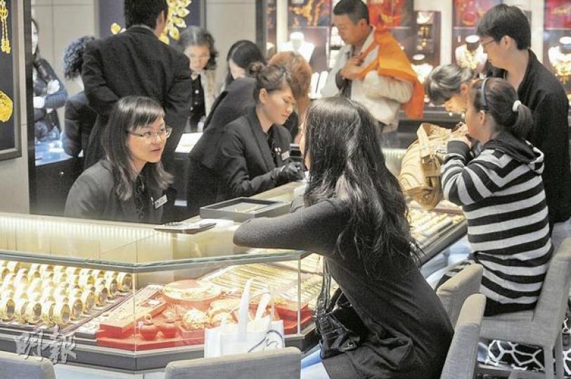本報記者昨日入夜後到六福珠寶旺角分店實地觀察,只見店內人頭湧湧,店員忙於推銷金飾,一幅旺市景象。(尹錦恩攝) 本報記者昨日入夜後到六福珠寶旺角分店實地觀察,只見店內人頭湧湧,店員忙於推銷金飾,一幅旺市景象。(尹錦恩攝)