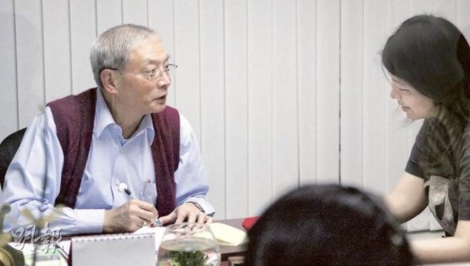 記者昨日前往冼麗生的中醫診所,冼麗生(左)的診症室設有大片玻璃窗,可見他正在診症室內專注替病人看病,他向記者坦承早前其濕疹藥膏被發現含類固醇。(鄧宗宏攝)黃太正就讀幼稚園的3歲女兒(圖)備受嚴重濕疹困擾,她遂帶女兒向中醫冼麗生求診,獲處方濕疹藥膏,初期藥膏效用神速,但濕疹很快復發,令她懷疑藥膏含類固醇而決定向衛生署投訴。 (尹錦恩攝) 記者昨日前往冼麗生的中醫診所,冼麗生(左)的診症室設有大片玻璃窗,可見他正在診症室內專注替病人看病,他向記者坦承早前其濕疹藥膏被發現含類固醇。(鄧宗宏攝)黃太正就讀幼稚園的3歲女兒(圖)備受嚴重濕疹困擾,她遂帶女兒向中醫冼麗生求診,獲處方濕疹藥膏,初期藥膏效用神速,但濕疹很快復發,令她懷疑藥膏含類固醇而決定向衛生署投訴。 (尹錦恩攝)