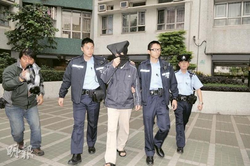 居於黄埔花園的六旬翁涉嫌強姦家中印尼女傭,事後被蒙頭帶返警署調查。 (衛永康攝) 居於黄埔花園的六旬翁涉嫌強姦家中印尼女傭,事後被蒙頭帶返警署調查。 (衛永康攝)