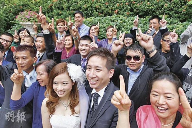 紅棉路婚姻註冊處全日有20多對新人成婚,其後一齊舉起手指,齊呼「一夫一妻, 一生一世」。(李紹昌攝) 紅棉路婚姻註冊處全日有20多對新人成婚,其後一齊舉起手指,齊呼「一夫一妻, 一生一世」。(李紹昌攝)