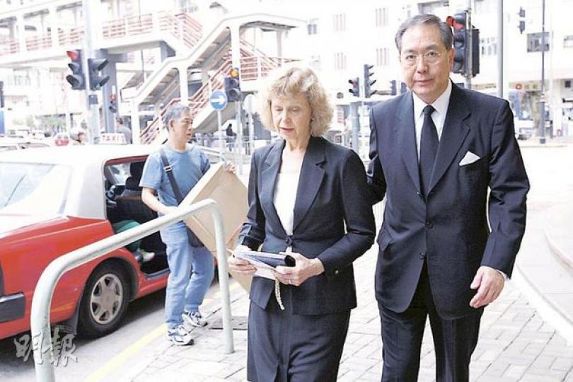 與李國能份屬堂兄弟的前教統局長李國章(右),昨與外籍妻子(左)一同出席李福逑的安息彌撒。(李紹昌攝)李國能的堂兄弟立法會議員李國寶(左)與太太(右),昨出席安息彌撒。(李紹昌攝) 與李國能份屬堂兄弟的前教統局長李國章(右),昨與外籍妻子(左)一同出席李福逑的安息彌撒。(李紹昌攝)李國能的堂兄弟立法會議員李國寶(左)與太太(右),昨出席安息彌撒。(李紹昌攝)