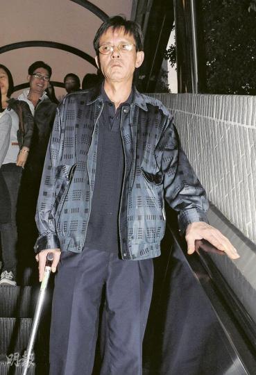 馮父昨對賠償金額表示失望,亦不同意法官指俊文童年生活無受心臟問題影響。(劉焌陶攝)(明報製圖) 馮父昨對賠償金額表示失望,亦不同意法官指俊文童年生活無受心臟問題影響。(劉焌陶攝)(明報製圖)