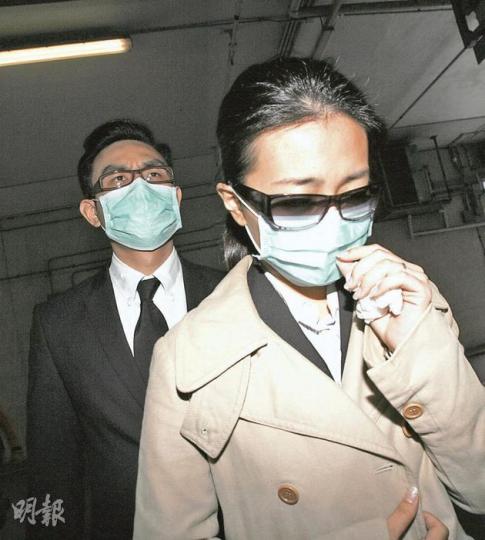 讓18個月大兒子揸大膽車的父母余祖光(後)和吳麗華(前),昨再往觀塘法院應訊。代表律師求情指他們飽受網民評論困擾,吳更出現抑鬱,需要求診。(鄧宗弘攝) 讓18個月大兒子揸大膽車的父母余祖光(後)和吳麗華(前),昨再往觀塘法院應訊。代表律師求情指他們飽受網民評論困擾,吳更出現抑鬱,需要求診。(鄧宗弘攝)