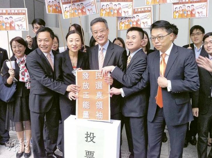 5名會計師組成「Y5正能量」團隊,參選會計師選委,以青年會計師權益為主打。左起為何鴻煒、趙麗娟、黃顯榮、李健及吳德龍。(周展鴻攝) 5名會計師組成「Y5正能量」團隊,參選會計師選委,以青年會計師權益為主打。左起為何鴻煒、趙麗娟、黃顯榮、李健及吳德龍。(周展鴻攝)