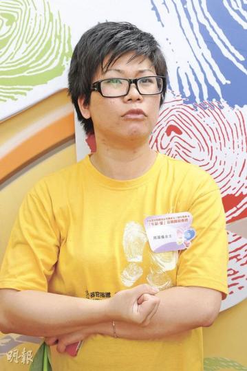 器官捐贈者周麗儀的妹妹周淑儀,在「生命.愛」花園揭幕禮上憶述13歲單親侄兒捐出亡母所有器官的故事。(陳淑安攝) 器官捐贈者周麗儀的妹妹周淑儀,在「生命.愛」花園揭幕禮上憶述13歲單親侄兒捐出亡母所有器官的故事。(陳淑安攝)