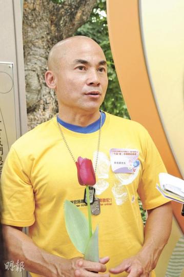 退休消防總隊目許培道幾乎因爆發性肝炎喪命,後獲捐贈屍肝續命,經此一役後他變得更樂觀,「現在每天都是賺回來的」。(陳淑安攝) 退休消防總隊目許培道幾乎因爆發性肝炎喪命,後獲捐贈屍肝續命,經此一役後他變得更樂觀,「現在每天都是賺回來的」。(陳淑安攝)