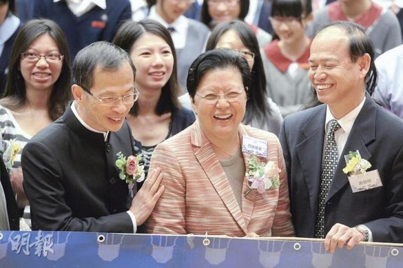 全國人大常委范徐麗泰(中)今日會召開記者會,預料會交代不參選特首的決定。圖為她昨晨10時許出席學友社活動,左為立法會主席曾鈺成。(尹錦恩攝)(明報製圖)(明報製圖) 全國人大常委范徐麗泰(中)今日會召開記者會,預料會交代不參選特首的決定。圖為她昨晨10時許出席學友社活動,左為立法會主席曾鈺成。(尹錦恩攝)(明報製圖)(明報製圖)