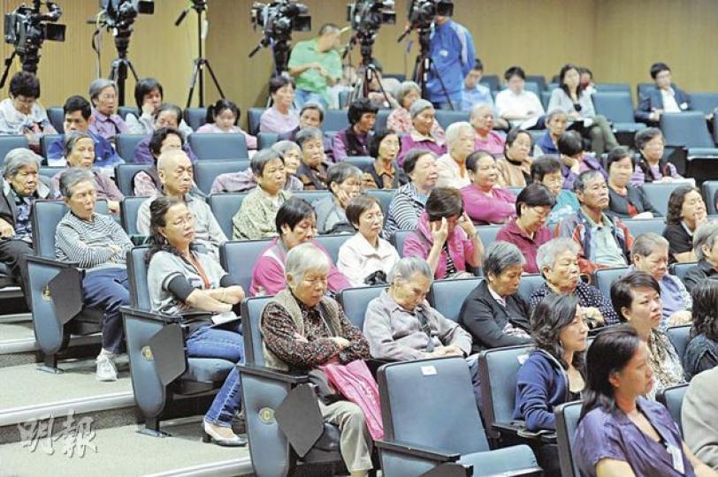 梁振英昨出席國民教育中心舉行的「家庭教育與德育及國民教育」講座,不過在場多數是長者,更有長者因疲累而入睡。(尹錦恩攝) 梁振英昨出席國民教育中心舉行的「家庭教育與德育及國民教育」講座,不過在場多數是長者,更有長者因疲累而入睡。(尹錦恩攝)