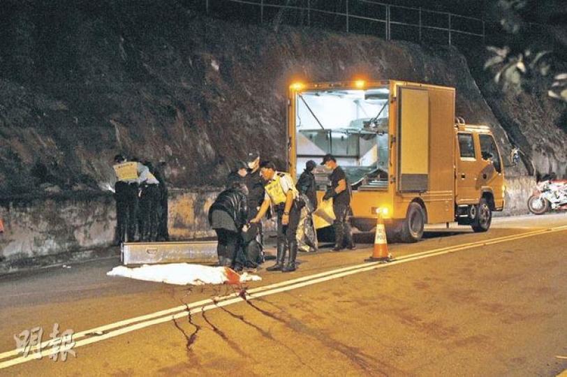 20歲青年駕駛借來的電單車於元朗飛馳,撼向燈柱後拋出數米,頭盔飛脫當場喪命,屍體舁送殮房等候剖驗。(衛永康攝) 20歲青年駕駛借來的電單車於元朗飛馳,撼向燈柱後拋出數米,頭盔飛脫當場喪命,屍體舁送殮房等候剖驗。(衛永康攝)