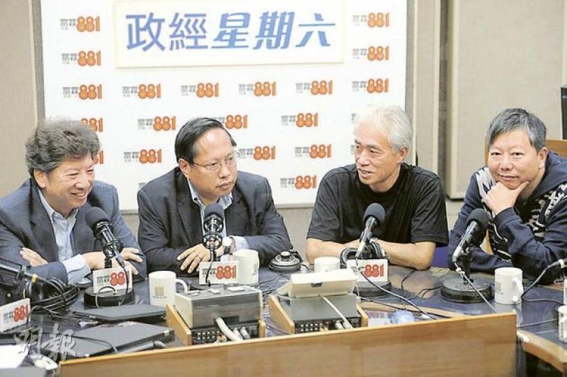 公民黨湯家驊(左起)、民主黨主席何俊仁、街工梁耀忠和職工盟李卓人同意泛民要好好思考以後如何合作,但對是否剔除人民力量、社民連出泛民,則有不同意見。(尹錦恩攝)人民力量黃毓民(右)表示,民主派在區議會選舉落敗後,表明與人民力量及社民連劃清界線,是自掘墳墓,荒謬到極。左為社民連梁國雄。(尹錦恩攝) 公民黨湯家驊(左起)、民主黨主席何俊仁、街工梁耀忠和職工盟李卓人同意泛民要好好思考以後如何合作,但對是否剔除人民力量、社民連出泛民,則有不同意見。(尹錦恩攝)人民力量黃毓民(右)表示,民主派在區議會選舉落敗後,表明與人民力量及社民連劃清界線,是自掘墳墓,荒謬到極。左為社民連梁國雄。(尹錦恩攝)