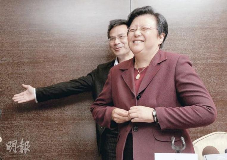 全國人大常委范徐麗泰昨日宣布不爭取參加下屆特首選舉,她強調現時未決定支持哪個候選人,需視乎他們的政綱、理念、表現和班底。(何家達攝)(明報製圖) 全國人大常委范徐麗泰昨日宣布不爭取參加下屆特首選舉,她強調現時未決定支持哪個候選人,需視乎他們的政綱、理念、表現和班底。(何家達攝)(明報製圖)
