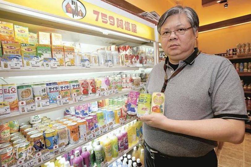 759阿信屋老闆林偉駿表示,太古未有再向該店供應樽裝水、樽裝可樂及雀巢咖啡,但他亦不打算再入貨,現以8折優惠的薄利多銷及加開分店兩大策略收復失地。 (何家達攝) 759阿信屋老闆林偉駿表示,太古未有再向該店供應樽裝水、樽裝可樂及雀巢咖啡,但他亦不打算再入貨,現以8折優惠的薄利多銷及加開分店兩大策略收復失地。 (何家達攝)